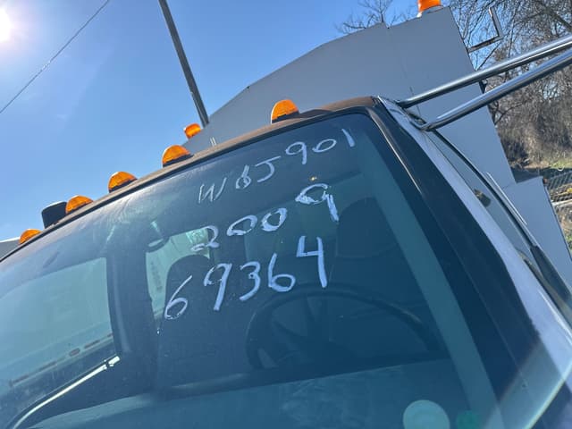 Image of Ford F-750 equipment image 2