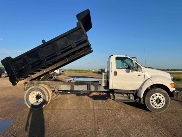 Image of Ford F-750 equipment image 4