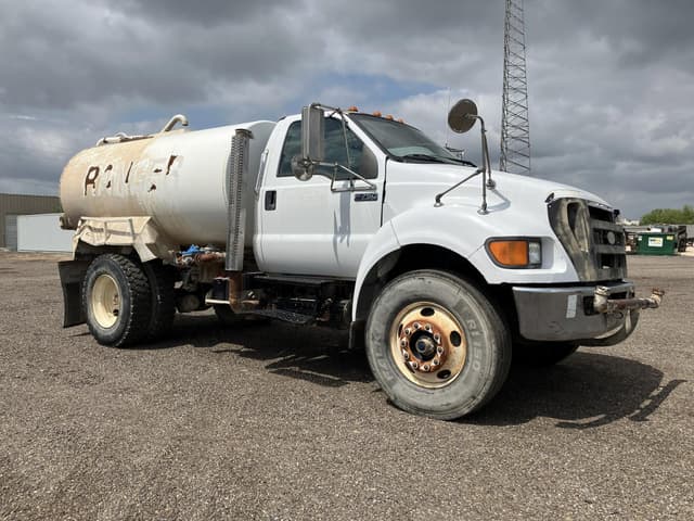 Image of Ford F-750 equipment image 3