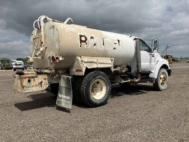 Image of Ford F-750 equipment image 4