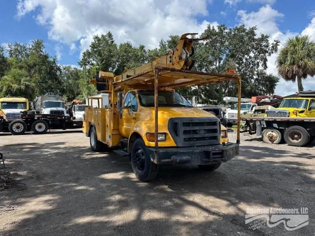 Image of Ford F-750 equipment image 3