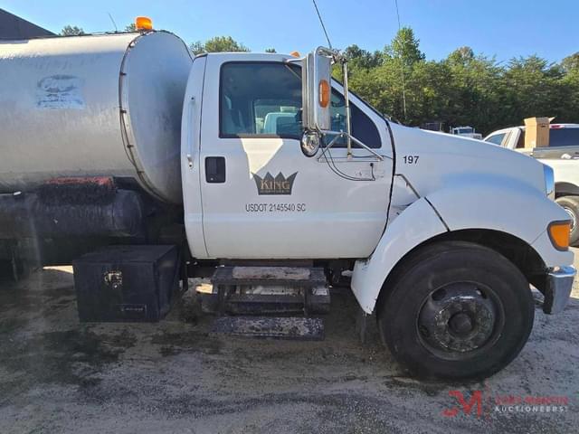Image of Ford F-750 equipment image 1