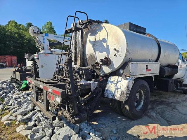 Image of Ford F-750 equipment image 3