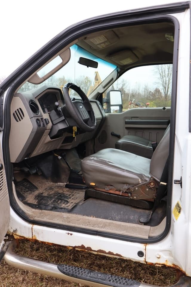 Image of Ford F-350 equipment image 4