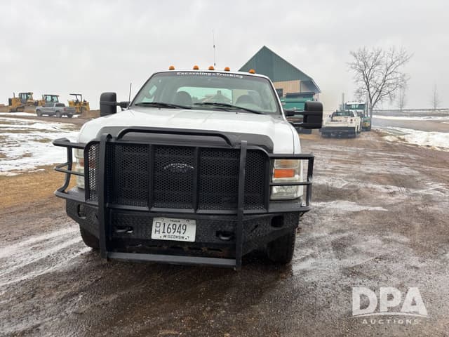 Image of Ford F-350 equipment image 2