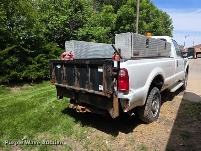 Image of Ford F-350 equipment image 3