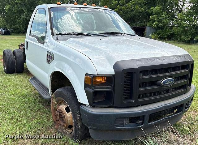Image of Ford F-350 equipment image 2