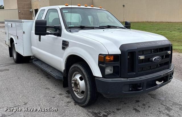 Image of Ford F-350 equipment image 2