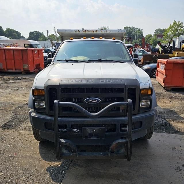 Image of Ford F-450 equipment image 2