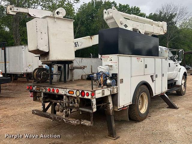 Image of Ford F-750 equipment image 4