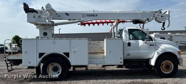 Image of Ford F-750 equipment image 3
