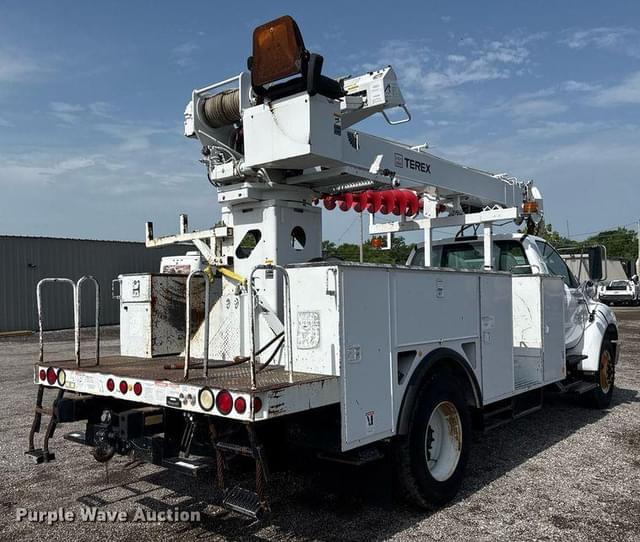 Image of Ford F-750 equipment image 4