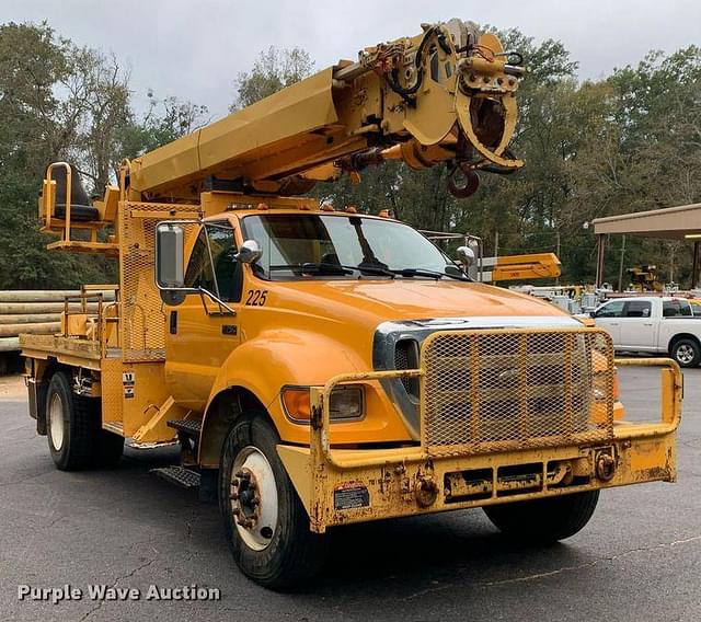 Image of Ford F-750 equipment image 2