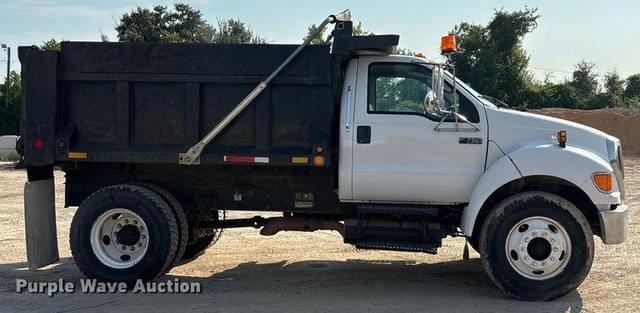 Image of Ford F-750 equipment image 3