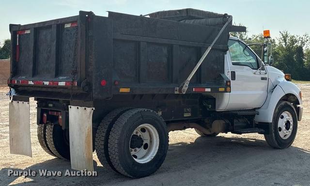 Image of Ford F-750 equipment image 4