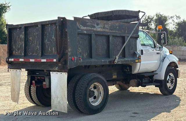 Image of Ford F-750 equipment image 4