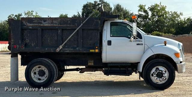 Image of Ford F-750 equipment image 3