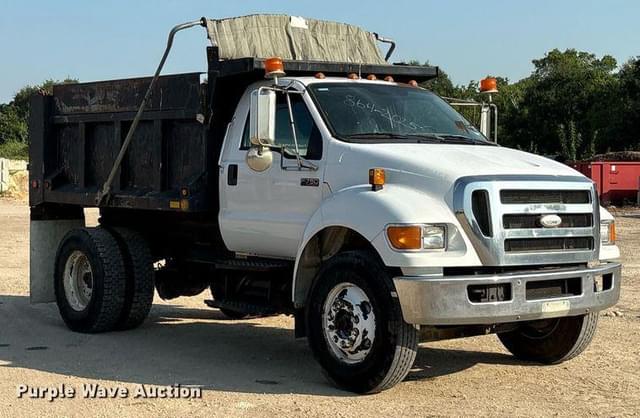 Image of Ford F-750 equipment image 2