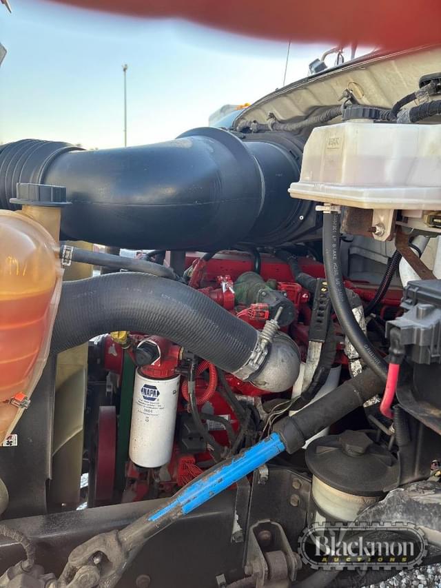 Image of Ford F-750 equipment image 4