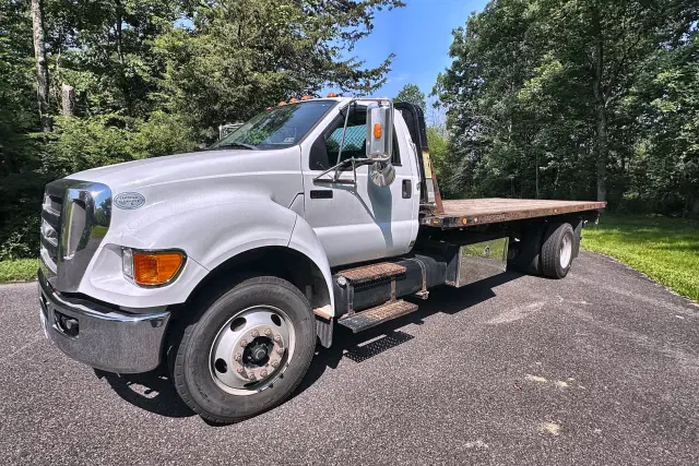 Image of Ford F-750 equipment image 4