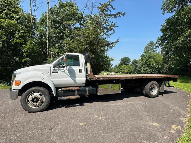 Image of Ford F-750 equipment image 1