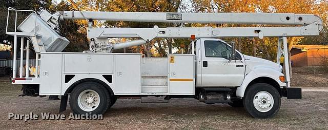 Image of Ford F-750 equipment image 3