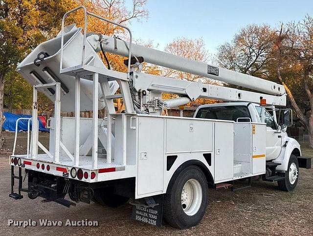 Image of Ford F-750 equipment image 4