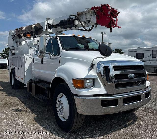 Image of Ford F-750 equipment image 2
