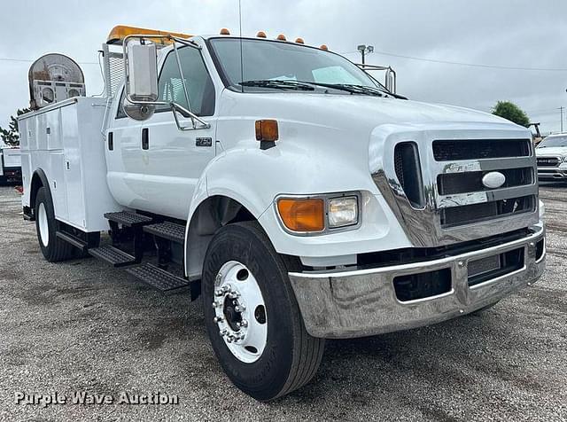 Image of Ford F-750 equipment image 2