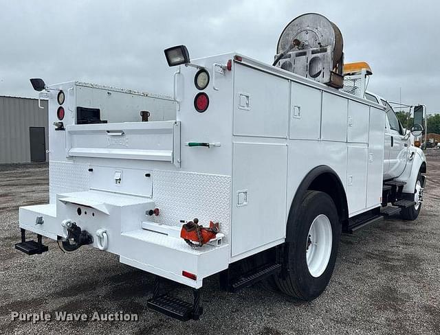 Image of Ford F-750 equipment image 4