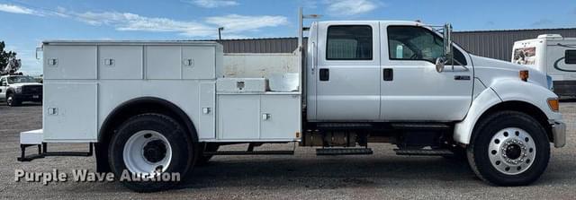 Image of Ford F-750 equipment image 3