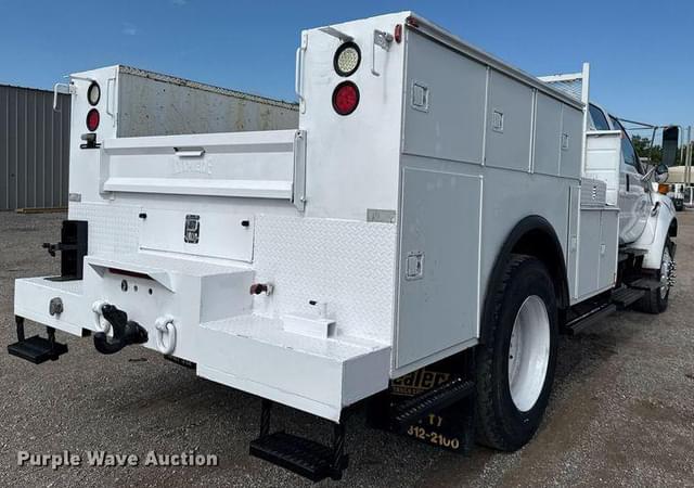 Image of Ford F-750 equipment image 4