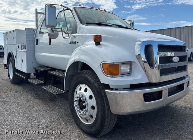 Image of Ford F-750 equipment image 2