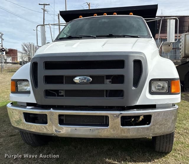 Image of Ford F-750 equipment image 1