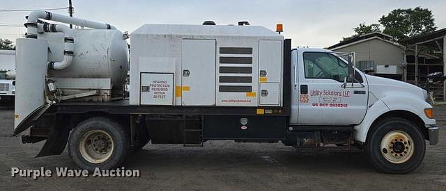 Image of Ford F-750 equipment image 3