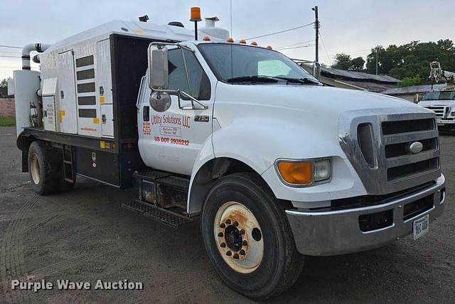 Image of Ford F-750 equipment image 2