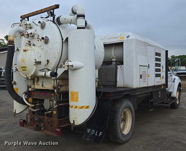 Image of Ford F-750 equipment image 4