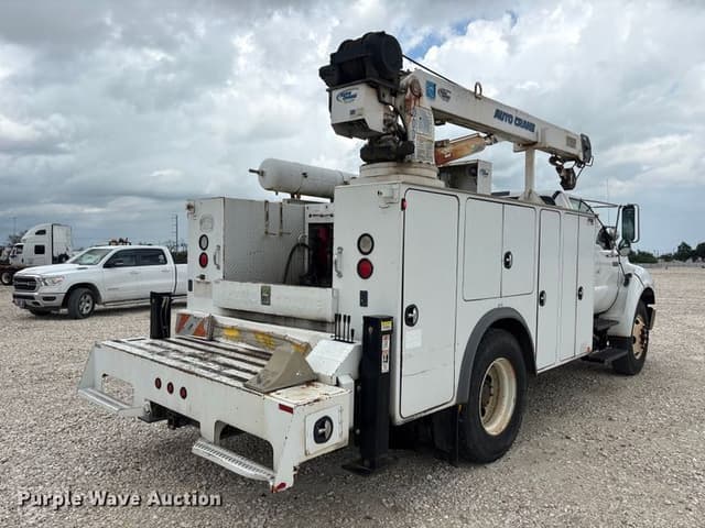Image of Ford F-750 equipment image 4