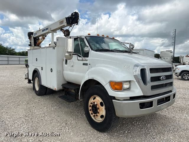 Image of Ford F-750 equipment image 2
