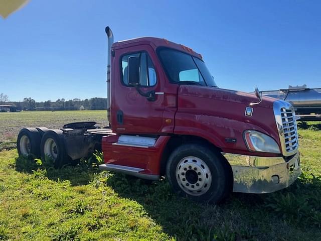 Image of Freightliner Cascadia equipment image 1