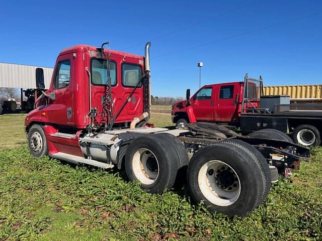 Image of Freightliner Cascadia equipment image 2