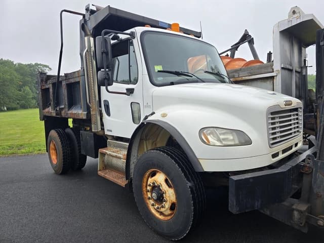 Image of Freightliner M2 106 equipment image 4