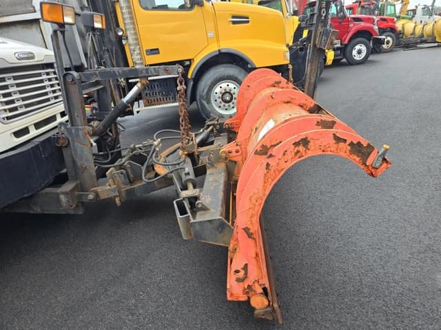 Image of Freightliner M2 106 equipment image 3