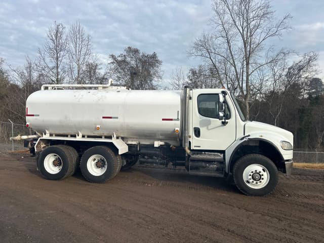 Image of Freightliner Business Class M2 106 equipment image 1