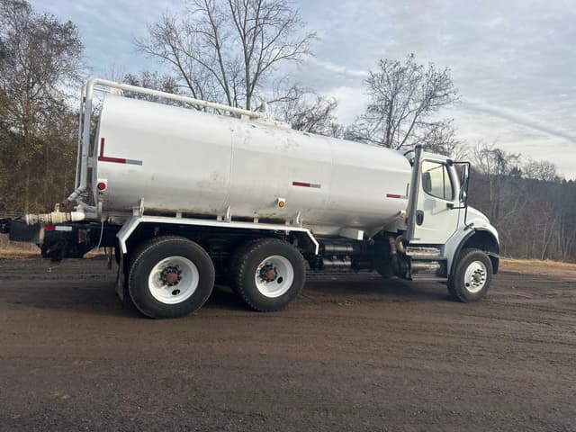 Image of Freightliner Business Class M2 106 equipment image 2