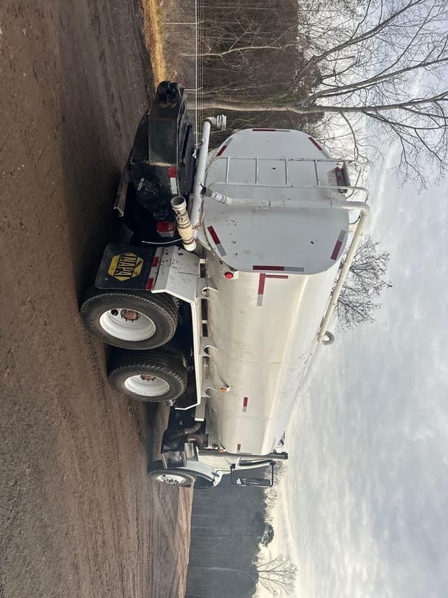 Image of Freightliner Business Class M2 106 equipment image 3