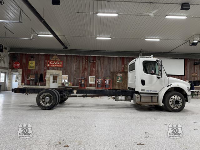 Image of Freightliner Business Class M2 106 equipment image 1