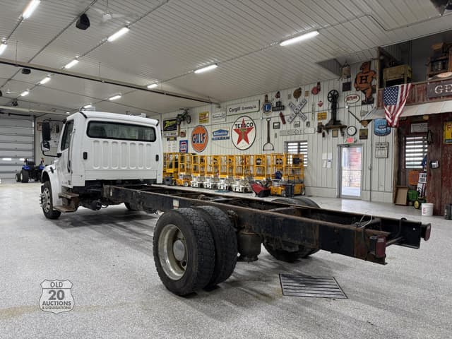 Image of Freightliner Business Class M2 106 equipment image 4