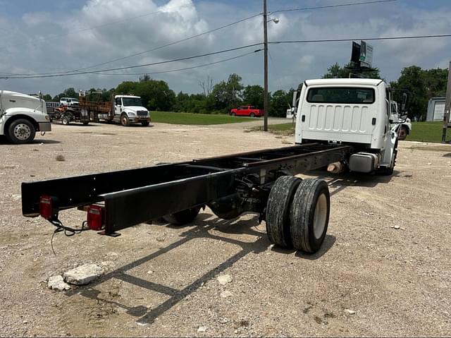 Image of Freightliner Business Class M2 106 equipment image 4