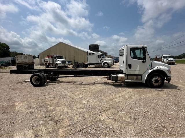 Image of Freightliner Business Class M2 106 equipment image 3